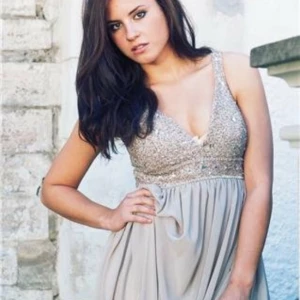  - Balklänning använd 1 gång. Beige färg (latte) i chiffon med handsydda pärlbroderier vid byst. Inbyggd push-up bh. Väldigt fin med släp.