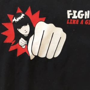  - T-shirt med Emily Strange