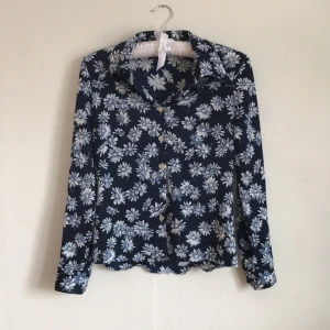  - Sötaste mjukaste lilla skjortan från Beyond Retro, materialet är polyester ☀️inklusive frakt