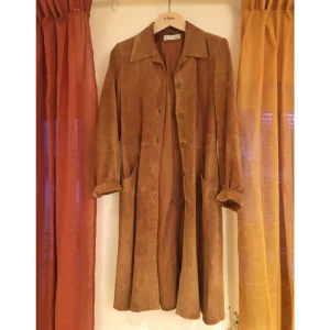  - Ljusbrun mockakappa ✨ Möt våren i 70tals-anda! 100% läder, några små hål i tyget på insidan.  Finns i Kärrtorp eller fraktas! 