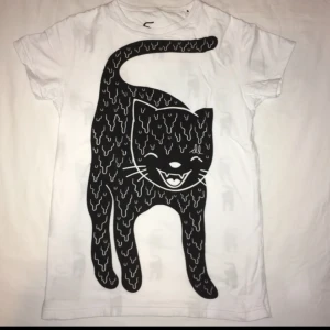  - Drop Dead reversible t-shirt. Relativt tjock, knappt använd. 