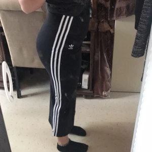  - Enbart testad långkjol från Adidas storlek 36. 300kr+frakt/eventuellt mötas upp i Gävle. Swish/kontanter går bra. 