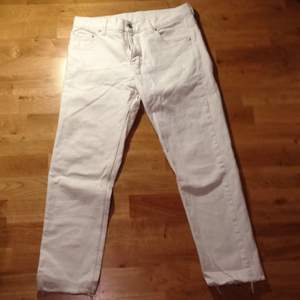 Snygga vita jeans med fransar längst ner från weekday 