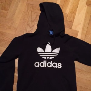  - Adidas hoodie. Köpare betalar frakt. Tar endast swish.