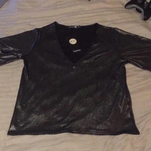  - Fin tröja i metallic som visade sig inte passa mig alls. Jättefin och önskar jag skulle passa i den, men helt enkelt inte min stil. Lapp kvar.

Jag kan frakta eller mötas upp. Vid frakt står köparen för porto. 
Pris kan diskuteras vid snabb affär.

