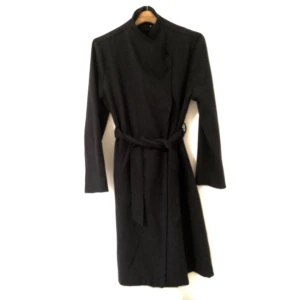  - Mörkblå varm och skön vinterkappa i ull och lite polyester. Vadlång och rymlig utan att se oversized ut. Sömmarna är "rivna" och det är meningen! 

Nypris: 800 kr 