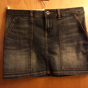  - Kort denimkjol från Ralph Lauren. Barnstrl 16 år. 

Säljes för 250 kr. Köparen står för frakt, betalning via swish.