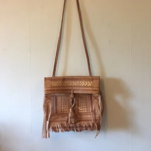  - Skinnväska i fint och rent skick. Handtillverkad och perfekt till sommar och vår. Köptes under 70-talet i USA och har knappt använts så jag hoppas den nu ha få hitta hem! 💕

Mått: 24x28x8 cm

Finns i Stockholm och kan ta swish! :)