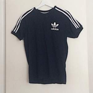 T-shirt från Adidas köpt på Urban Outfitters. Knappt använd och helt rökfri ✨ 