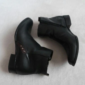  - Svart Kängor ifrån Lan-kars 
Äkta läder och med fodrad inne
Köpte i Polen för 850kr
Använd ett fåtal gånger 
*Köparen står för frakten annars kan
 hämtas*
350kr