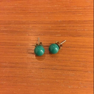  - Gröna örhängen i plast, ca 8mm stora.