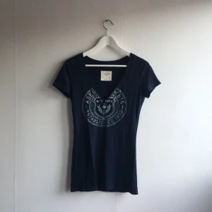  - V-ringad T-shirt från Abercrombie & Fitch 