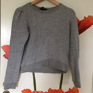 Snygg  grå cropped sweatshirt inköpt på Forever 21. Köpare står för frakten och köpt är köpt