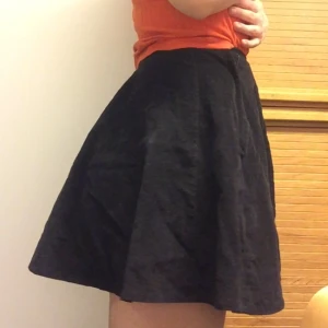  - Svart manchester kjol. Jättefin året om! 🌹