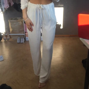  - Skitsnygga pösiga byxor från bikbok. Aldrig använda