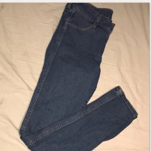  - Helt vanliga jeans som är blåa. Frakten ingår inte. Hör gärna av dig om frågor 🙂