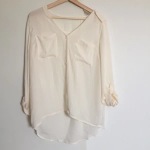  - Lite genomskinlig blus i tunt luftigt material från h&m