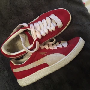  - Ett par dope röda Puma Suede skor, bara använda några gånger. Skosnörena hade lite röda fläckar på sig från skorna (vet inte varför) men dem är tvättade och fräscha nu!! 🔥 (bilden till vänster är före tvätten och bilden till höger är efter) 