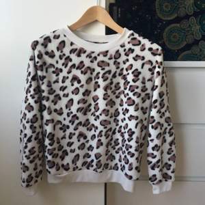 Mysig leopardmönstrad tröja köpt i Thailand! 🐾 Materialet är varmt och väldigt mjukt.
