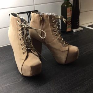  - Mycket bra skick, endast använda någon gång inomhus.
Tror de är från din sko.