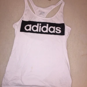  - Adidas linne. Knappt använd.
