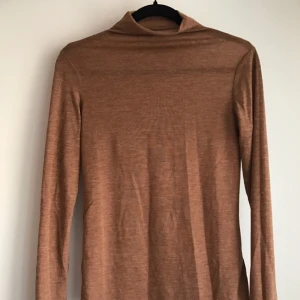  - Stretchig polotröja från HM i storlek S. Använd en gång.
