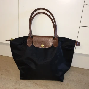  - Super fin och praktisk väska! Väldigt lik en äkta longchamp, många ser inte skillnaden. inte sliten någonstans