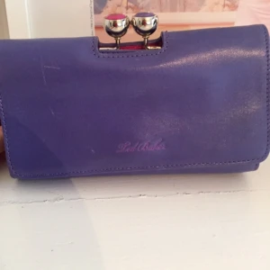  - Necessär från Ted Baker. Oanvänd med lapparna kvar. Spegel på insidan, fodret är något sidenliknande tyg. Ett märke i lädret på framsidan uppe till vänster.