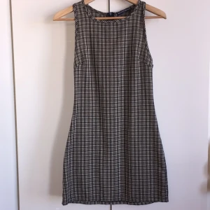  - Underbar klänning från brandy melville i Los Angeles. Köpt för några år sedan så den finns tyvärr inte kvar i butik men är i bra skick!