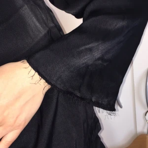  - Weekday-tröja i glansigt material