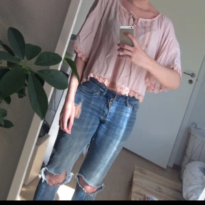  - Söt blus i ljusrosa tyg.   Kan skickas mot fraktkostnad. 