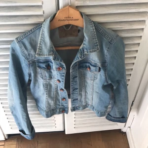  - Snygg jeansjacka ifrån crocker. Något kortare i modellen och super mjukt jeans tyg. Ett riktigt kap nu till våren 