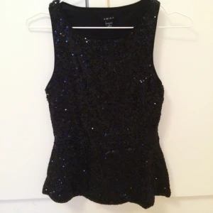  - Knappt använd paljett topp i peplum stil.