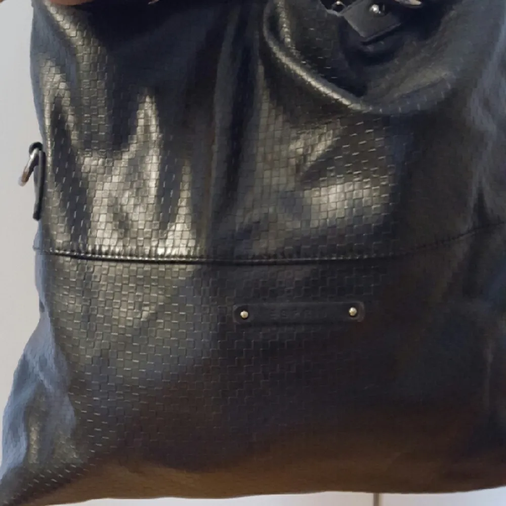 En svart läderväska från Esprit. Använd men i bra skick. Möts gärna i Gbg, annars tillkommer fraktkostnad för köparen. . Väskor.