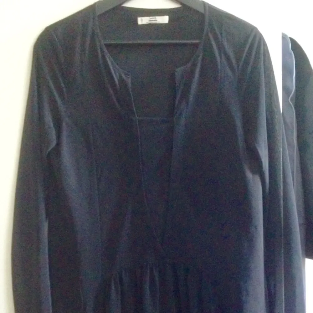 Fin svart klänning från Mango i storlek 38. Endast använd ett fåtal ggr.. Klänningar.