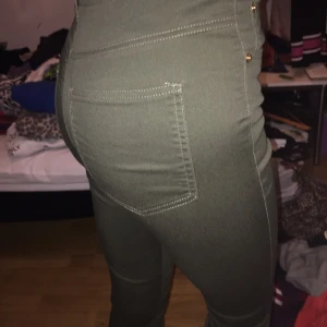  - Aldrig använda, bra stretch (Fraktar endast, frakt ingår i priset)