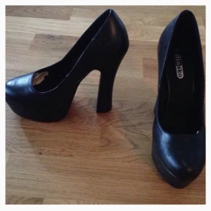  - Svarta klackskor med lite tjockare klack och sula. Jätte bekväma, använda en gång därav det låga priset men dem ser oanvända ut. Storlek 36.  Portot betalar du