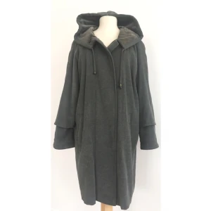  - Mysig oversize-kappa med huva.

Märke: Club Line
Storlek: 36
Skick: Mycket gott. Sparsamt använd.

Pris: 300 kronor eller bud.

Frakt: Betalas av köparen.

Mängdrabatt och samfrakt vid köp av flera plagg.