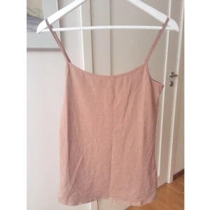 - Basic lite mörkare nude färgat linne från Zalando. Använt 1 gång åh säljs pga att det är alldeles för stort för mig åh jag passar inte i färgen. 