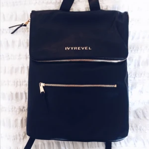  - Ryggsäck i äkta läder från IvyRevel Använd endast två gånger och är köpt för några veckor sedan. Därför kan jag inte skicka tillbaka den.. Nypris 2000kr Vid snabb affär bjuder jag på frakten.