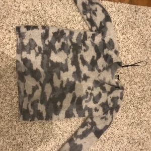 kashmirtröja - Så mysig Kashmir tröja men har tyvärr krympt i tvätten. Så skulle säga att den sitter som en Xs nu. Den är tajt och kort i ärmarna för mig som är 165cm. Köpt för 1099kr 