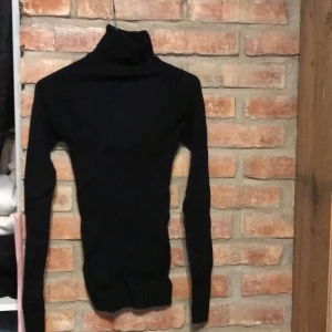 Stretch tröja med krage strl S - Stretchiga tröja från Gina tricot, med krage. Köpt för 299kr säljer för endast 70+frakt💓