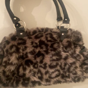 Väska - Säljer min skit balla väska, då jag vill köpa en ny lite dyrare. Vet inte vart den är köpt då jag köpte den för flera år sen. Fint skick ser nästan ut som den skulle vara ny rymmer mycket mer än vad man kan tro🥰