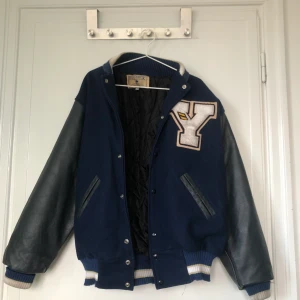 Collegejacka, varsityjacka vintage - Vintage varsity jacka köpt i januari, nyskick inga slitningar. Oversize och skitsnygg passform. Varm går att ha på vintern också. Buda i kommentarerna! Avslutar fredag den 11e 23
