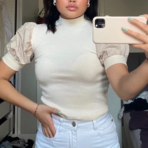 Ribbad top - Super duper söt ribbad top med puffärmar från Zara🤎🤎 Aldrig använt den men har tyvärr tagit bort prislappen så kan ej lämna tillbaka, så den är som helt ny ✨✨