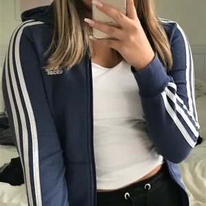Adidas tjocktröja - Mörkblå Adidas tjocktröja. Ganska oanvänd endast använd ett få tal gånger, köpt i Adidas butik. Storlek XS tror jag de står inte! Men är 161 cm så funkar som xs 🧚🏻‍♀️  köpt för 400kr, säljer för 250kr