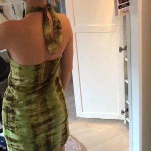 Grön halterneck klänning - Sååå cool vintage grön spräcklig klänning, 00-tal! Stretchigt material så jag skulle säga att den passar mellan S-M. Frakt tillkommer, kan även mötas upp i Stockholm!