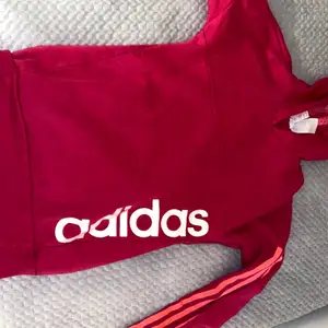 Adidas hoodie helt oanvänd köpt för 600kr storlek xs passar även folk med S