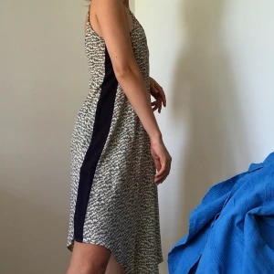 Samsoe Samsoe sommarklänning onesize - Vacker öppenryggad sommarklänning men mörkblått mönster. Den är luftig och perfekt för en varm dag! Tar emot förslag om priset. Slå till vetja!