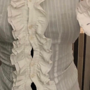 Blus med volanger  - Den här blusen är köpt second hand, väldigt bekväm vilket man kanske inte tror och har en fin passform. Passar M men även större storlekar beroende på hur tight den ska sitta. Köparen står för frakten! ☄️